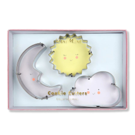 Image of the box on a white background containing the 3 cutters in the shape of a crescent moon, a sun and a cloud.