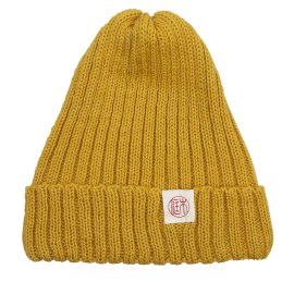 Image of the yellow, knitted niwaki woolly hat featuring an off-centre Niwaki hanko.